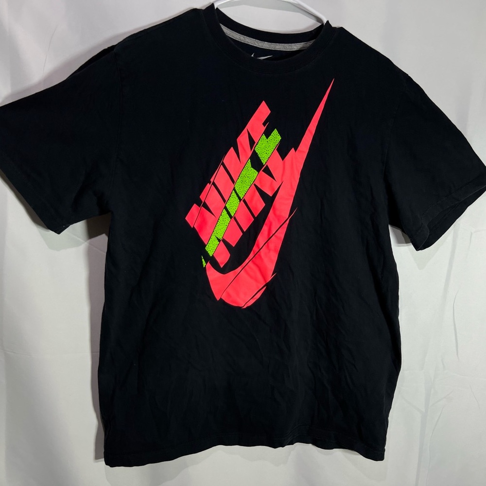 Nike Regular Fit Graphic Adult Black Tee Size XL.